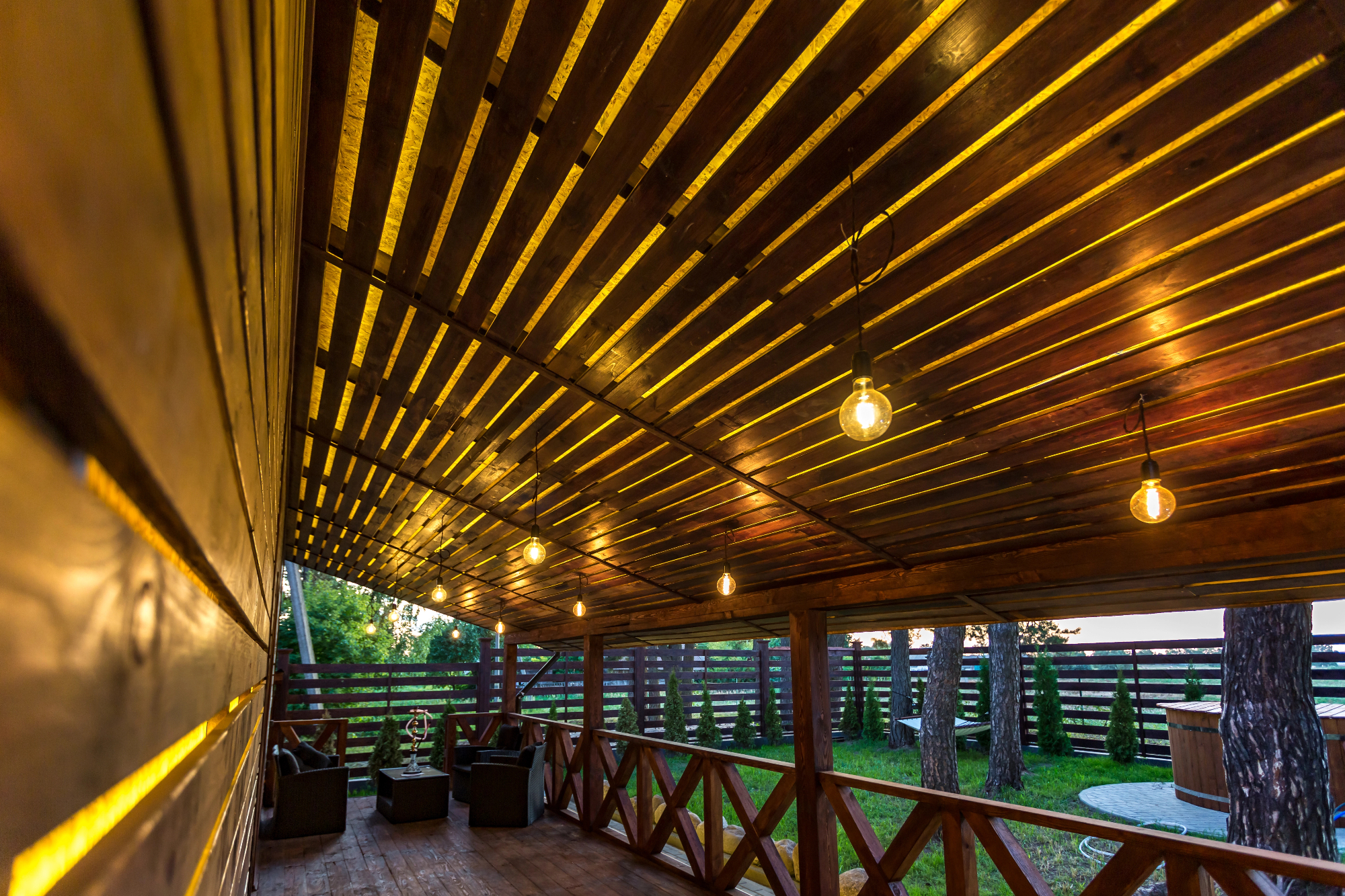 Senco nam je bioklimatska pergola kar pričarala